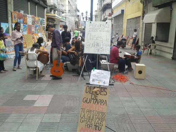 Cada domingo, un rinconcito de la concurrida calle peatonal El Conde, en Santo Domingo, se transforma en un salón de clases improvisado.