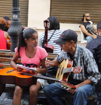 “Un muchacho con una guitarra es una muchacho que va a desechar una pistola, porque piensa que la pistola lo puede dañar y la música lo puede mejorar en el futuro”, indica uno de los músicos experimentados.