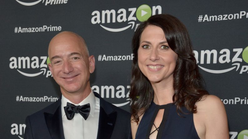 Jeff y MacKenzie Bezos: el fundador de Amazon.com y su esposa son muy reservados en relación a sus cuatro hijos, y sus nombres y fotos nunca se han dado a conocer. Sin embargo, se tiene establecido que ellos heredarán 27.000 millones de dólares de la fortuna de sus padres.