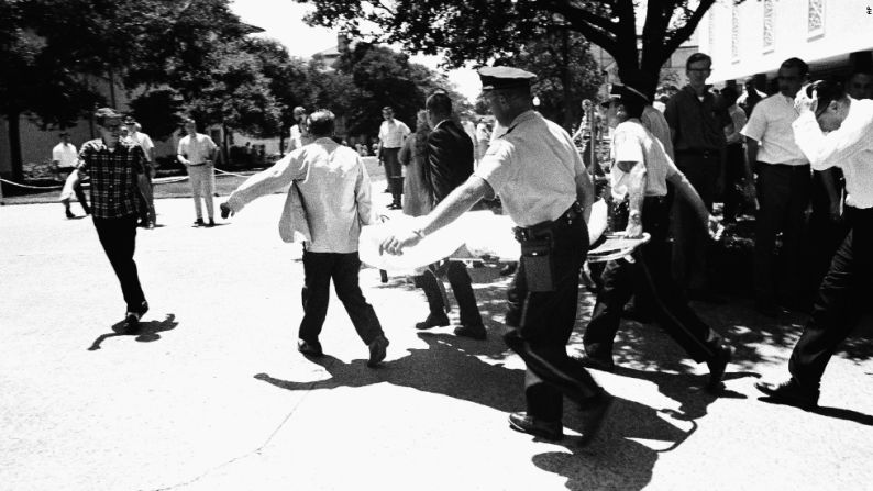 1 de agosto de 1966 - Masacre en Universidad de Texas en Austin: 16 personas murieron y al menos 30 resultaron heridas cuando un exmilitar abrió fuego desde una torre de la universidad. La policía lo abatió.