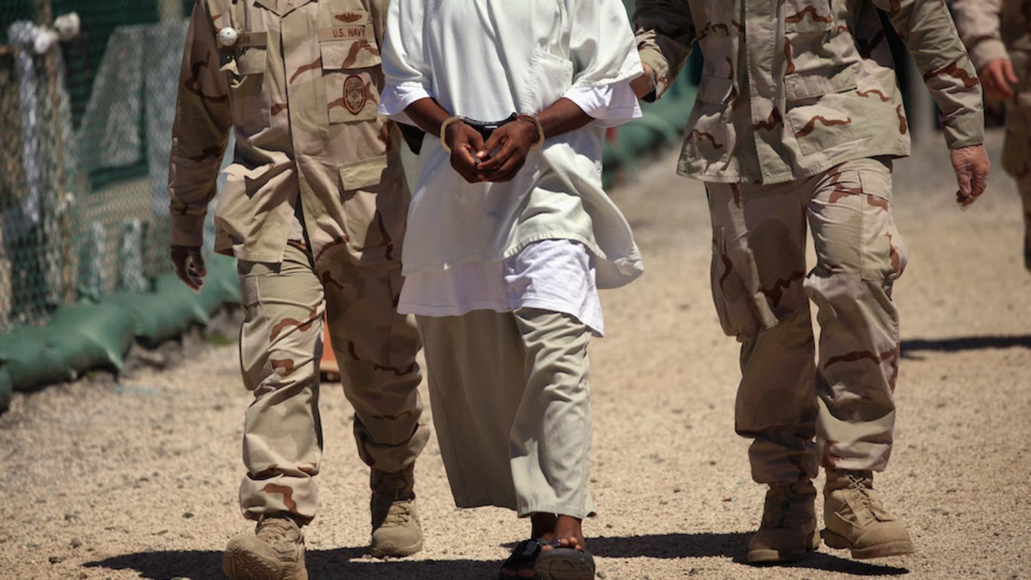 Un prisionero de Guantánamo es trasladado por oficiales de seguridad estadounidenses.