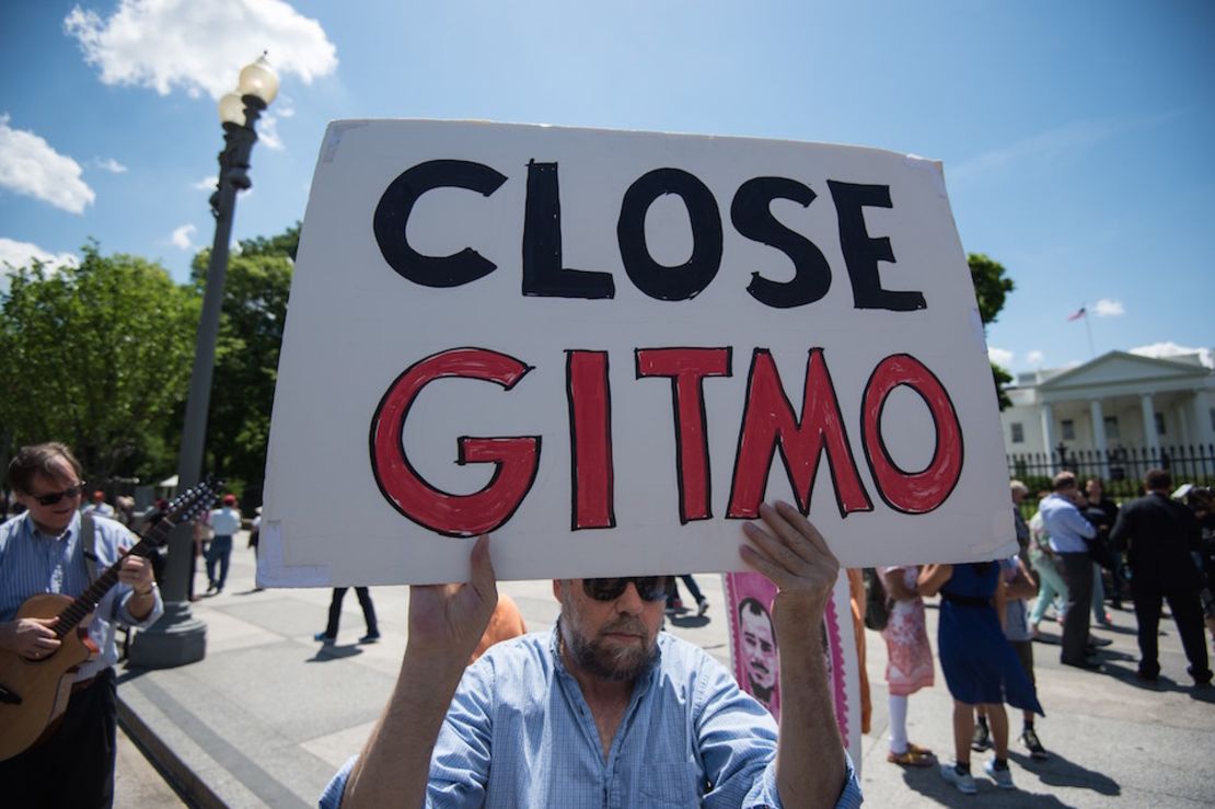 Un grupo de manifestantes piden al gobierno de Estados Unidos cerrar el centro de detención de Guantánamo. La acción llegó luego de que el presidente Barack Obama hablara una vez más del cierre de esa prisión en un discurso en la Universidad Nacional de la Defensa, en Mayo de 2014.
