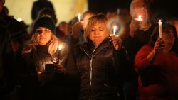 Asistentes a la vigilia por las víctimas del tiroteo de San Bernardino en el estadio San Manuel (Joe Raedle/Getty Images).