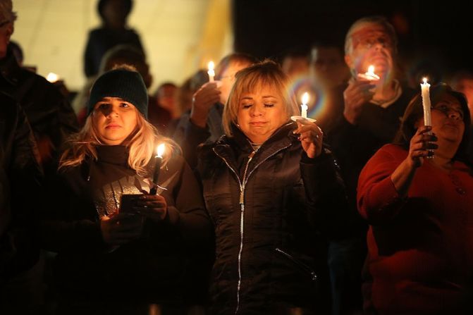 Asistentes a la vigilia por las víctimas del tiroteo de San Bernardino en el estadio San Manuel (Joe Raedle/Getty Images).