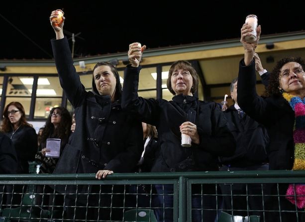 Los asistentes llevaron velas en recuerdo de las víctimas (Joe Raedle/Getty Images).