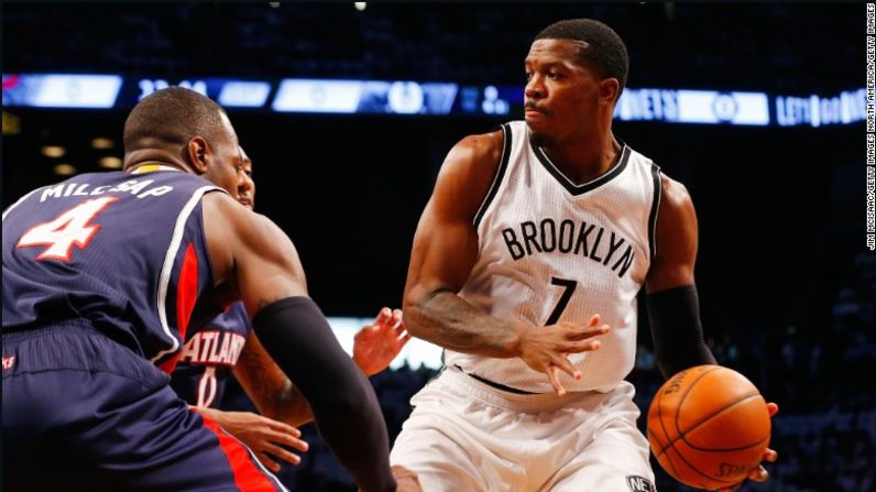 No. 2: Joe Johnson 24,9 millones de dólares – Johnson era considerado como una posible estrella de la NBA cuando Atlanta lo fichó con un contrato de seis años por 123,7 millones de dólares en 2010, cuando venía de una temporada de 21,3 puntos, 4,9 asistencias y 4,6 rebotes. Desafortunadamente, ese fue su punto máximo. Al menos Johnson se ha mantenido saludable y productivo para los Nets, quienes tomaron su contrato paralizado en 2012, aunque los 14,4 puntos, 3,7 asistencias y 4,8 rebotes de la temporada pasada no fueron nada para emocionarse.