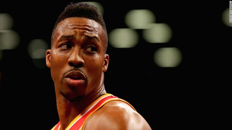 No. 5: Dwight Howard, 22,6 millones de dólares – Quien una vez fue considerado como un jugador de franquicia, Howard quedó fuera de la mitad de la temporada pasada por problemas de rodillas, y anteriormente había sido sometido a una cirugía de espalda. Estas son tendencias preocupantes para los Rockets, quienes se verán en dificultades por 45,6 millones de dólares si "Superman" decide regresar a Houston la próxima temporada. Tristemente, al igual que DeAndre Jordan, su kryptonita son los tiros libres (57,3% en su carrera).