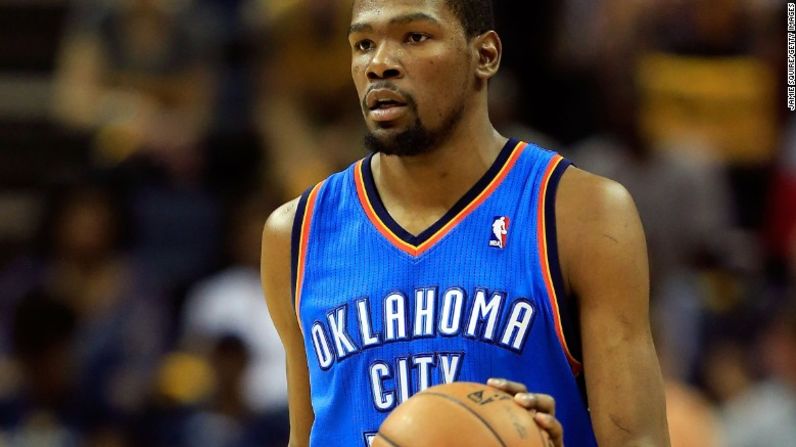 No. 8: Kevin Durant, 20,2 millones de dólares – Durant fue el jugador más valioso hace dos temporadas, y rápidamente fue sometido a una cirugía en su pie por lo que quedó fuera de la mayor parte de la temporada pasada (¿te suena conocido?) Ahora está en el último año de su contrato con Oklahoma, así que tiene suficientes incentivos para impresionar en la cancha.