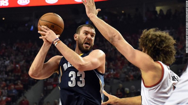 No. 12: Marc Gasol 19,7 millones de dólares – Al igual que Kevin Love, Gason era uno de los jugadores independientes más codiciados durante la temporada baja, pero optó por quedarse con su equipo. El español –cuyo tiempo en Memphis se remonta a la secundaria, cuando acompañó a su hermano mayor, Paul, a Estados Unidos– volvió a firmar por cinco años y 110 millones de dólares. Con esas cifras, los Grizz esperan recuperarse en el campeonato.