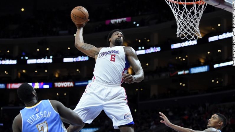 No. 14: DeAndre Jordan 19,5 millones de dólares – Se trata del segundo Clipper en la lista; Jordan es una bestia debajo de la canasta, pero se ve asediado por tiros libres terribles (39,7% la temporada pasada) que lo mantuvieron fuera de los cuartos períodos durante bastante tiempo, especialmente en las eliminatorias. En una liga que favorece el que haya jugadores más bajos, el enfrentamiento entre Dallas y LA por fichar a Jordan fue un tanto curioso. Luego de comprometerse con Dallas en julio y posteriormente cambiar de opinión, el pívot firmó con los Clippers por 88 millones de dólares en el transcurso de cuatro temporadas.