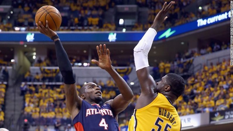 No. 16: Paul Millsap, 19 millones de dólares – Sin promediar más de 18 puntos o nueve rebotes en cualquier temporada, Millsap (#4 de los Atlanta Hawks) es el jugador menos conocido entre los 20 mejor pagados. Sin embargo, él fue líder de la victoria en 60 partidos de los Hawks, quienes pretendían mantener al equipo intacto. De ahí viene el acuerdo de 60 millones de dólares por tres años para el ala-pívot de 30 años de edad.