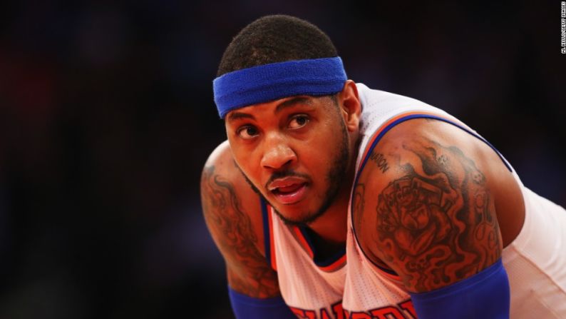 No. 4: Carmelo Anthony, 22,9 millones de dólares – 'Melo quedó fuera de la mitad de la campaña 2014-15 debido a que fue sometido a una cirugía en su rodilla izquierda, lo cual le dio un asiento en primera fila para ver cómo los Knicks se hundían en la peor temporada en la industria de la franquicia. Desde que firmó con los Knicks en 2011 por tres años y 65 millones de dólares, el equipo ha ganado una serie de eliminatorias. Anthony recientemente volvió a firmar por tres años y por la suma garantizada de 73 millones de dólares, con opción a un cuarto año por 28 millones de dólares.