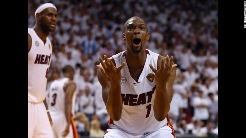 No. 6 Chris Bosh, 22 millones de dólares – El pívot titular de los Miami Heat durante los partidos del campeonato de la NBA en 2012 y 2013 fue diagnosticado con coágulos sanguíneos en sus pulmones, lo que amenazó su carrera y lo hicieron quedar fuera de la segunda parte de la temporada pasada. Afortunadamente, Bosh logró recuperarse por completo, pero de haber sido obligado a retirarse, los Heat se habrían visto en dificultades por los 98 millones de dólares restantes de su contrato.