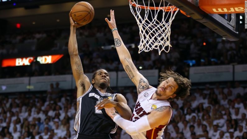 No. 20: Kawhi Leonard, 16,5 millones de dólares - Leonard fue designado como el jugador más valioso de la final de 2014 para los San Antonio Spurs cuando se le asignó la tarea de marcar a LeBron James, mientras promedió 17,8 puntos en 11-19 en tiros de tres puntos. Con solo 24 años, Leonard afianzará a los Spurs mucho tiempo después de que los "Tres grandes", Tim Duncan, Tony Parker y Manu Ginobili, se hayan retirado.