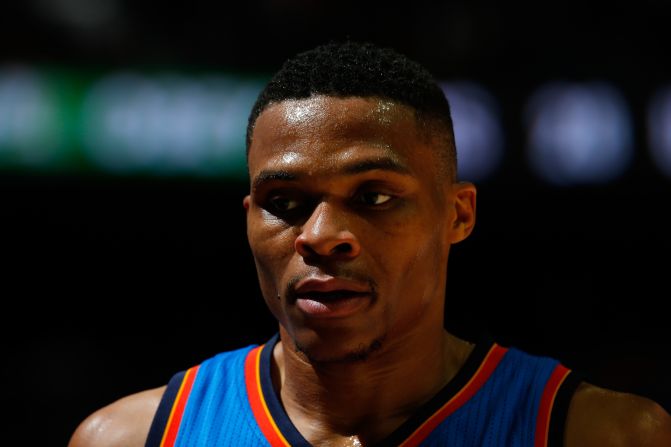 No. 19: Russell Westbrook, 16,7 millones de dólares – Sin su alero lesionado Kevin Durant, Westbrook estaba a solo un juego de distancia de llevar por su cuenta al Oklahoma City a las eliminatorias de 2014-15 luego de una temporada estelar en la que tuvo 11 triples-dobles. Como uno de los principales candidatos para el título del jugador más valioso del año para 2016, el contrato de Westbrook asciende a 17,8 millones de dólares para la próxima temporada, la última que jugará bajo contrato. Verás que se beneficiará de un convenio colectivo de trabajo en 2017.