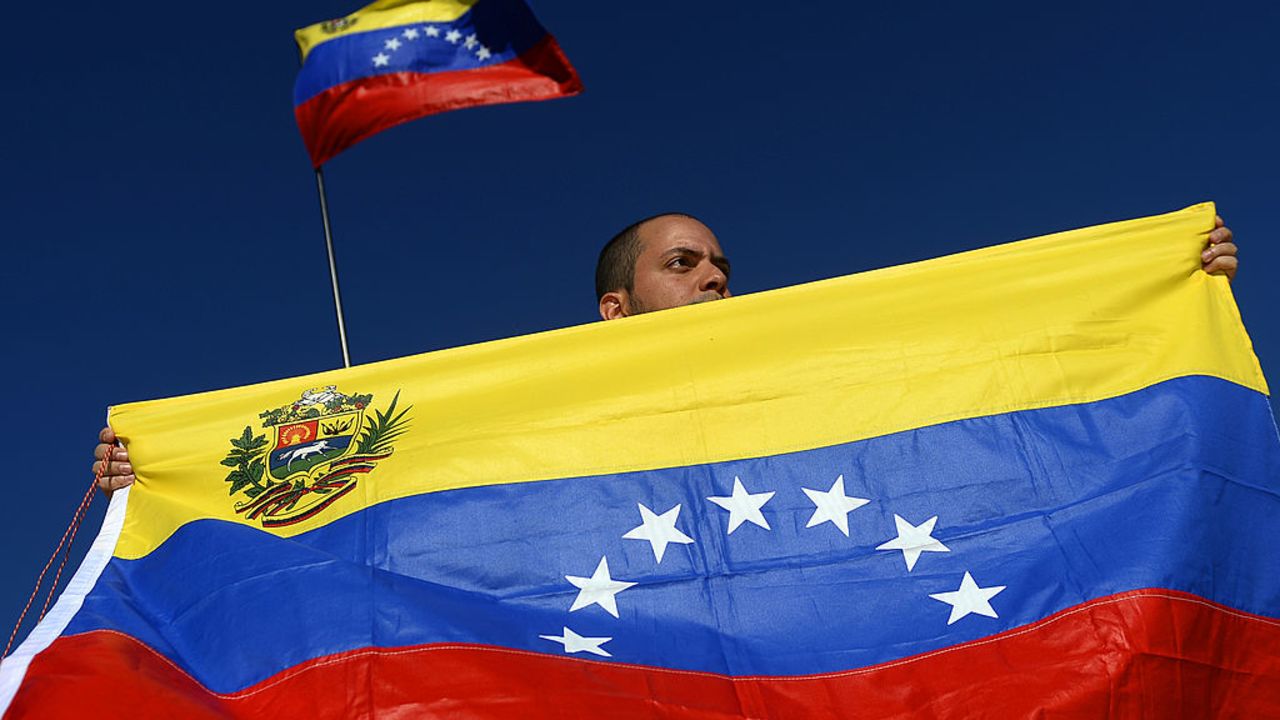 Un venezolano muestra su bandera durante una manifestación en Madrid, el 19 de abril de 2013.