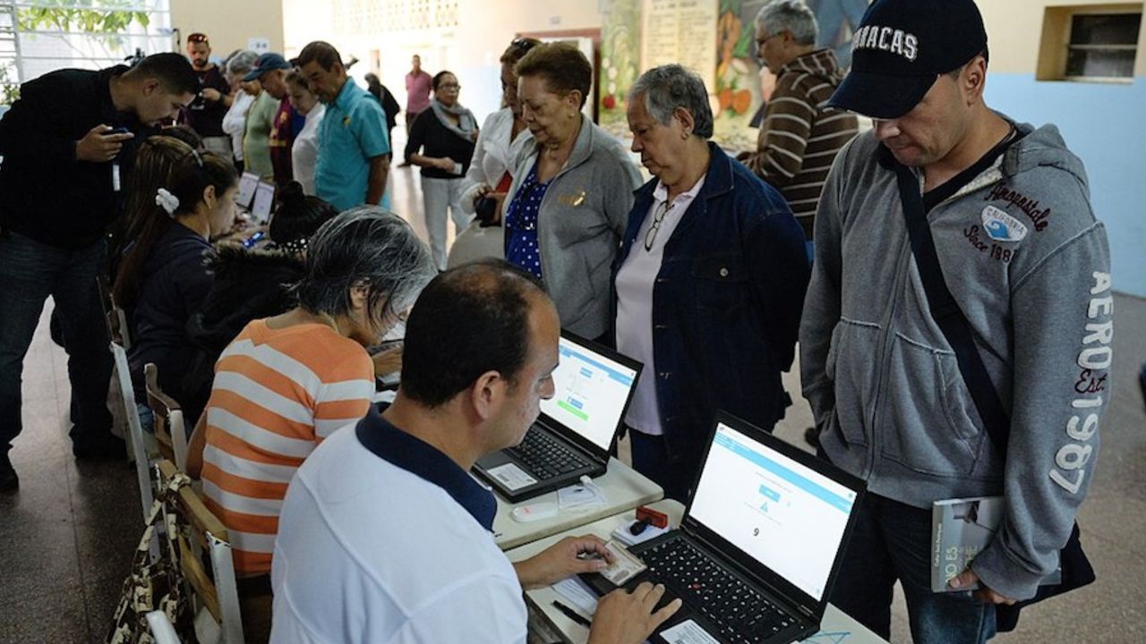 Votantes en un centro electoral en Caracas (FEDERICO PARRA/AFP/Getty Images).