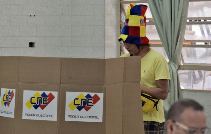 La ciudadanía acude a votar en las legislativas de Venezuela.