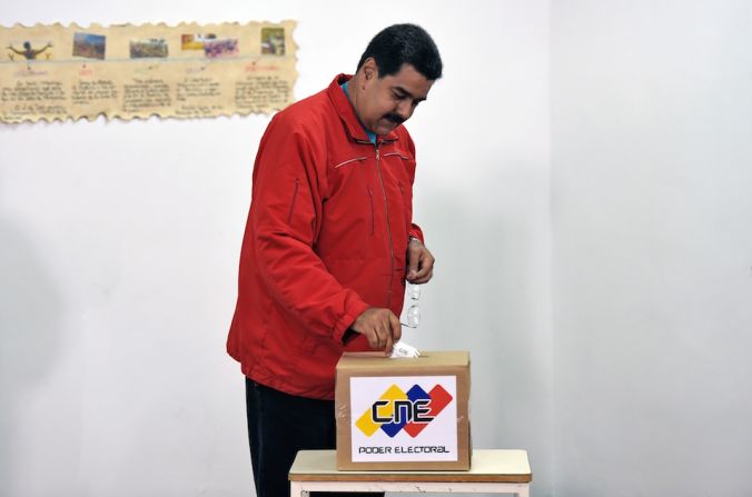 El presidente de Venezuela, Nicolás Maduro, deposita su voto en Caracas, durante la jornada de comicios legislativos.
