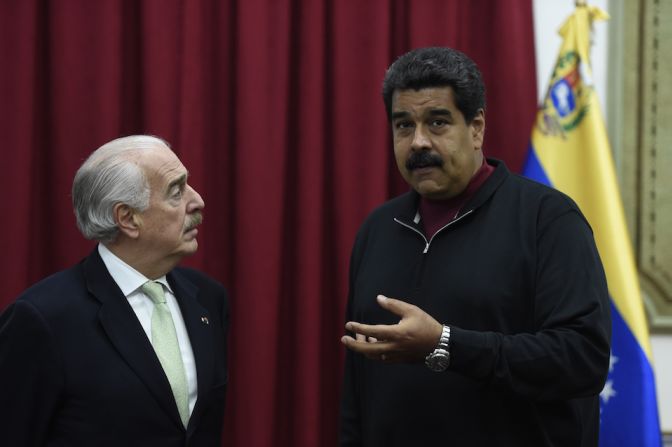 El expresidente colombiano Andrés Pastrana (1998-2002) es uno de los observadores internacionales de las elecciones legislativas en Venezuela. Aquí junto al presidente Maduro durante una reunión en el palacio de Miraflores el 5 de diciembre, un día antes de los comicios.