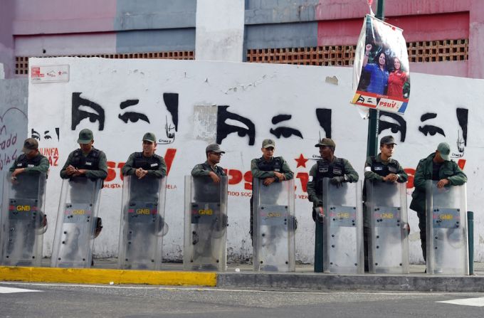 Soldados de la Guardia Nacional vigilan las calles de Venezuela cerca de un centro de votación en Caracas, durante las elecciones legislativas del 6 de diciembre.