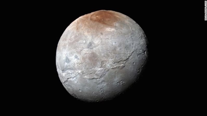 La luna más grande de Plutón, Charon, vista a color en esta imagen tomada por el New Horizons de la Nasa el 14 de julio de 2015. La imagen combina imágenes azules, rojos e infrarrojas para resaltar mejor las características de la superficie de la luna.