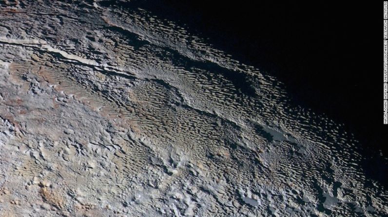 Esta foto muestra la variedad de texturas de Plutón, incluido lo que la Nasa llama “montañas redondeadas con texturas bizarras”. Las montañas son llamadas informalmente Tártaro Dorsa. Esta imagen muestra cerca de 330 millas (530 kilómetros) de terreno de Plutón. Combina imágenes azules, rojas e infrarrojas tomadas por la cámara multiespectral Visual de la sonda espacial. Las imágenes fueron tomadas el 14 de julio de 2015, durante el sobrevuelo de la sonda espacial.