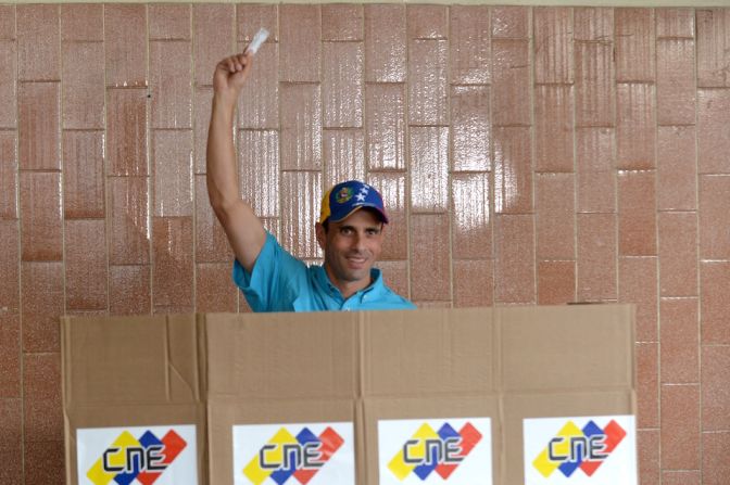 El líder venezolano opositor Henrique Capriles ejerció su derecho al voto en la ciudad de Caracas.
