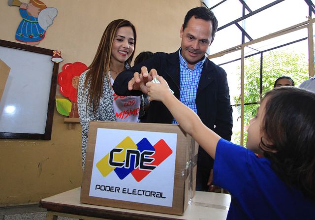El gobernador del estado Táchira, José Gregorio Vielma Mora, emitió su voto durante las elecciones legislativas en San Cristobal.