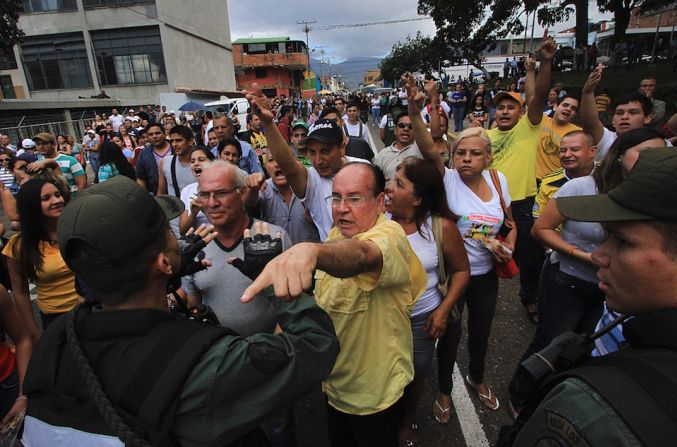 Ciudadanos de Táchira gritaron arengas contra el gobernador de ese estado, José Gregorio Vielma Mora, cuando llegó a su centro de votación en San Cristobal.