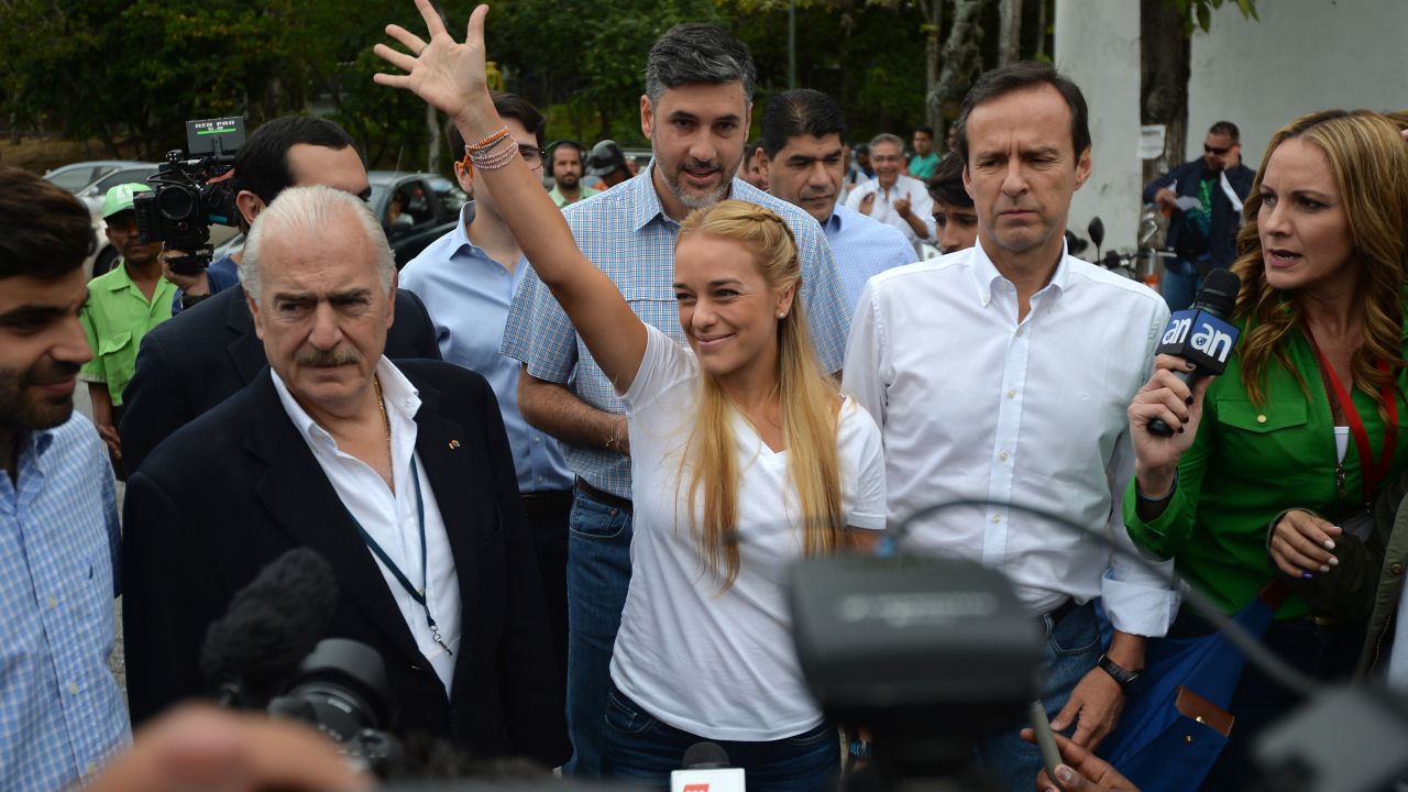 Venezuelan opposition leader and wife of jailed leader Leopoldo Lopez, Lilian Tintori (C) waves as she arrives accompanied by former Colombian president Andres Pastrana (L) and former Bolivian president Jorge Quiroga (2nd-R) to vote at a polling station in Caracas, on December 6, 2015. Venezuelans voted Sunday in tense elections that could see the opposition seize legislative power from the socialist government and risk sparking violence in the oil-rich, cash-poor nation.. AFP PHOTO/LUIS ROBAYO / AFP / LUIS ROBAYO