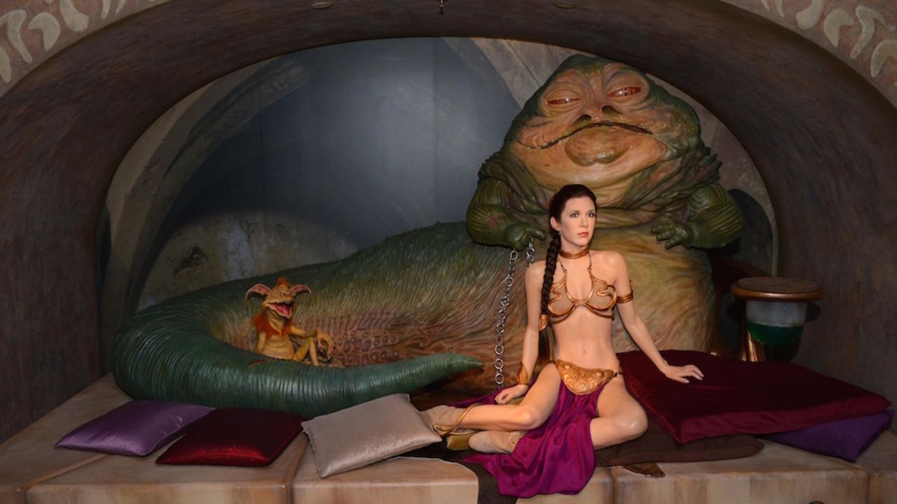 Una réplica de la escena entre ‘Jabba the Hutt’ y la ‘princesa Leia’ es exhibida en el museo de cera Madame Tussauds en Londres, Inglaterra