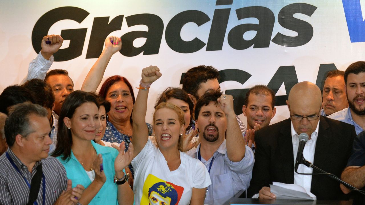 Lilian Tintori, esposa del encarcelado líder opositor Leopoldo López, junto a Freddy Guevara, María Corina Machado y otros líderes, festejan el triunfo en la sede de la oposición en Caracas