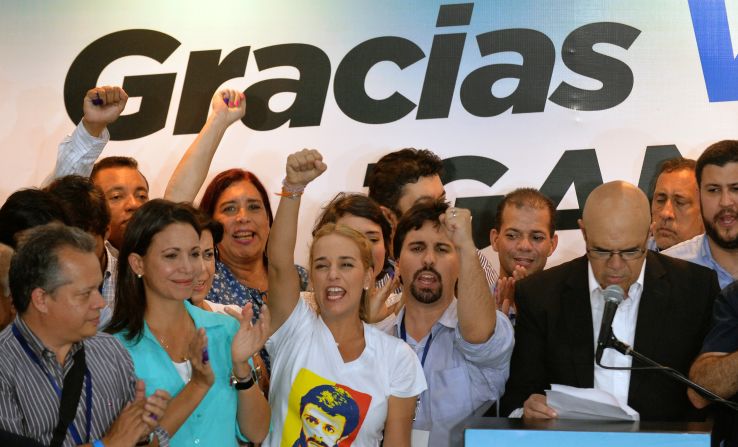 Lilian Tintori, esposa del encarcelado líder opositor Leopoldo López, junto a Freddy Guevara, María Corina Machado y otros líderes, festejan el triunfo en la sede de la oposición en Caracas.