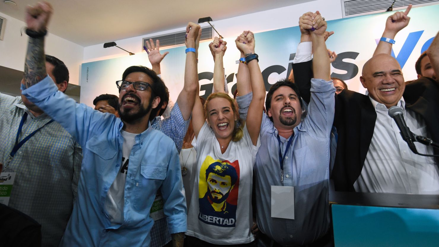 La oposición de Venezuela ganó al menos 99 de los 169 asientos en la Asamblea Nacional, anunciaron las autoridades electorales