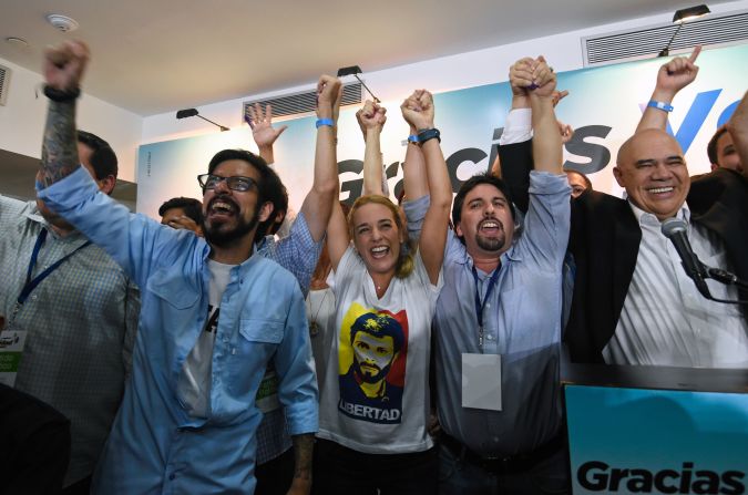 La oposición de Venezuela ganó al menos 99 de los 169 asientos en la Asamblea Nacional, anunciaron las autoridades electorales.