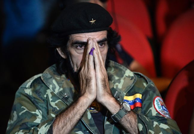 Un simpatizante del presidente Nicolás Maduro vestido del guerrillero Ernesto Che Guevara, poco antes de que se conocieran de forma oficial los resultados. El partido oficialista ganó solo 46 asientos, según los primeros resultados preliminares.