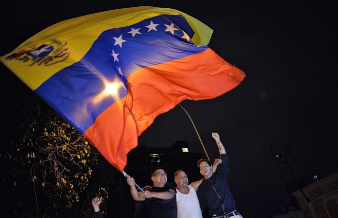 Seguidores de la coalición opositora MUD celebran la victoria en Caracas en la madrugada del 7 de diciembre.