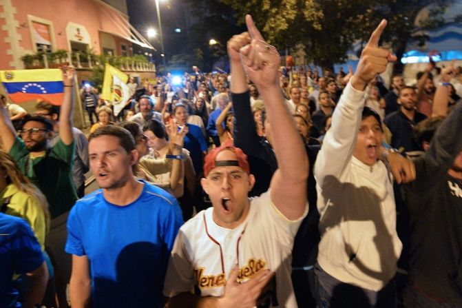 Simpatizantes de la oposición por las calles de Caracas (LUIS ROBAYO/AFP/Getty Images).