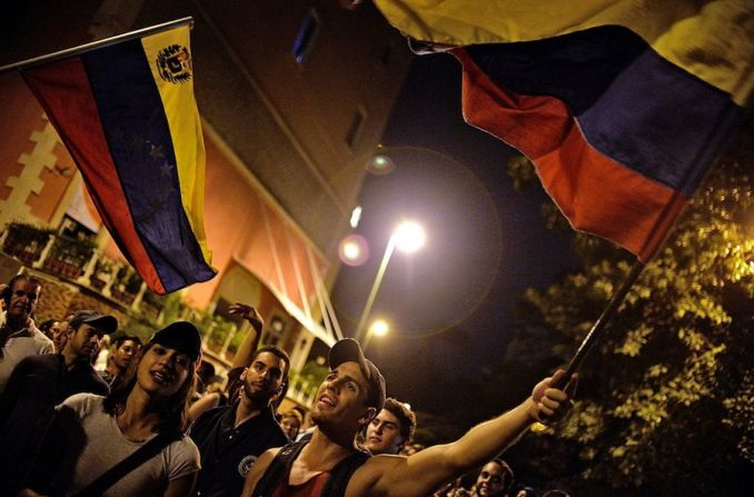 Las banderas venezolanas ondearon en las celebraciones (LUIS ROBAYO/AFP/Getty Images).