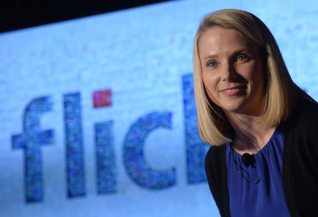 La CEO de Yahoo anuncia que la compañía adquirió el sitio de internet Tumblr con el fin de mejorar el sitio de fotografías Flickr, en mayo de 2013.