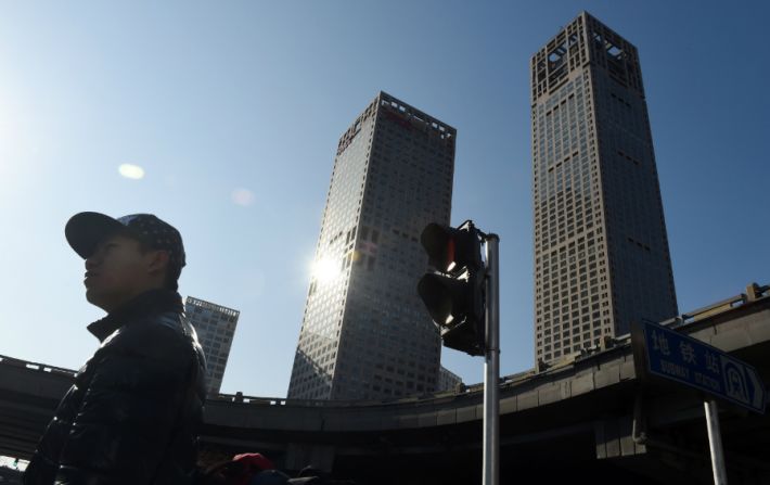 Un hombre camina en el centro financiero de Beijing.