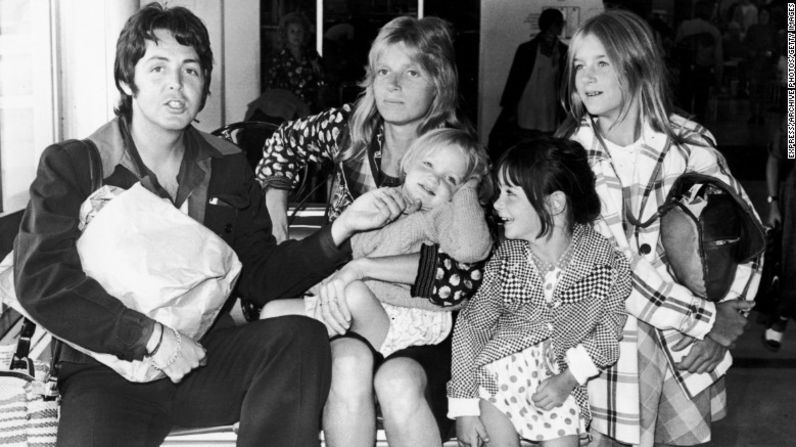 El antiguo cantante de los Beatles, Paul McCartney, engendró a su hija Beatrice con su exesposa, Heather Mills, cuando él tenía 61 años de edad. En esta fotografía aparece él con su primera esposa, Linda, y sus hijas, en 1974.