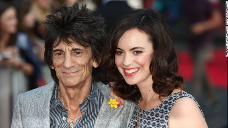 Ronnie Wood, de 68 años de edad, y su esposa Sally, de 37 años de edad, han anunciado que están esperando gemelos para junio del próximo año. El guitarrista de los Rolling Stones ya tiene cuatro hijos.