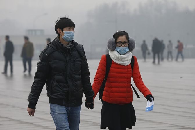 Esta es la imagen de los últimos días en Beijing: smog mezclado con niebla, y peatones con máscaras por la alta polución (Lintao Zhang/Getty Images).