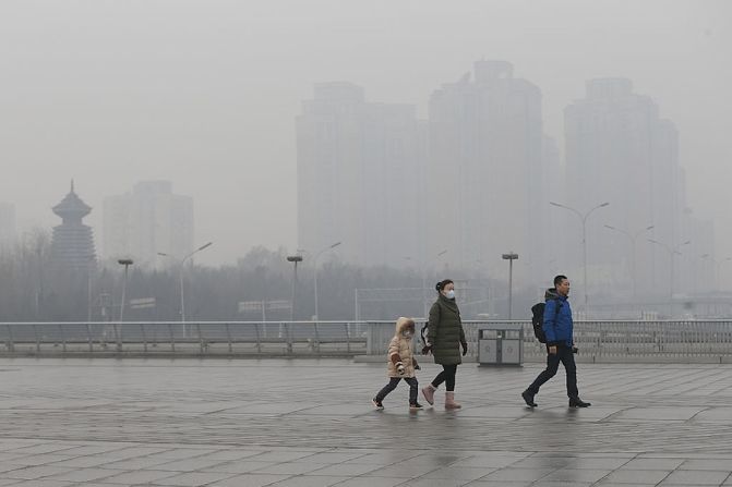 La alerta roja significa la adopción de medidas de protección extra, como la detención de construcciones y la restricción del uso de vehículos (Lintao Zhang/Getty Images).