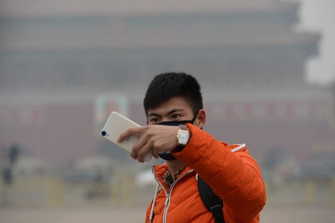 La alerta roja significa la adopción de medidas de protección extra, como la detención de construcciones y la restricción del uso de vehículos (Lintao Zhang/Getty Images).