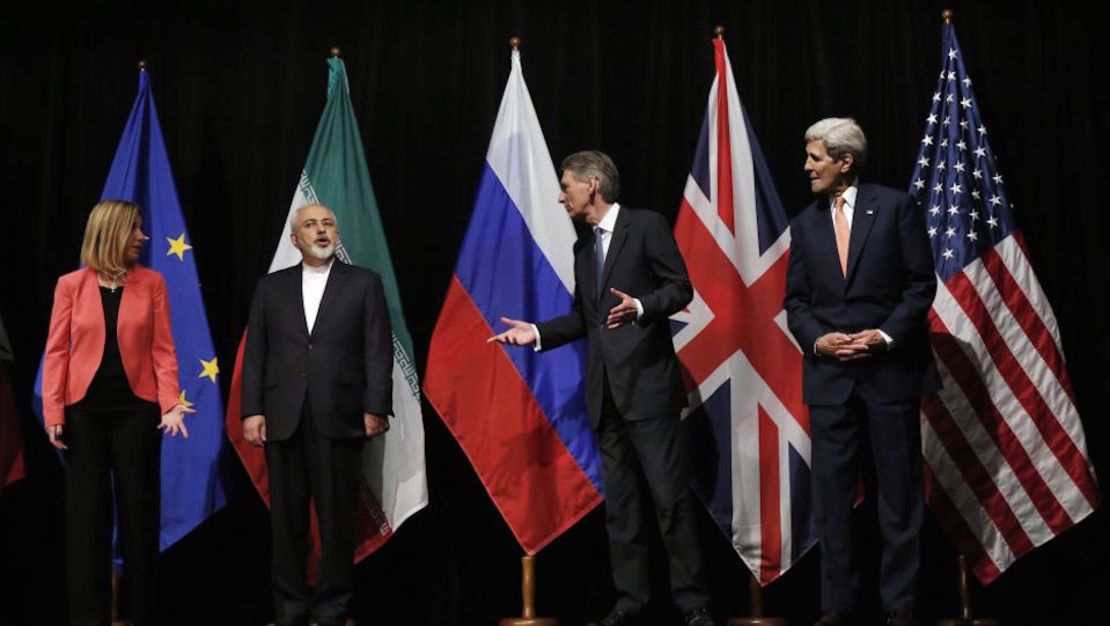 El secretario de exteriores británico, Philip Hammond; el Secretario de Estado de EE.UU, John Kerry; la jefa de la diplomacia de la Unión Europea, Federica Mogherini y el ministro de exteriores de Irán, Mohammad Javad Zarif, tras el histórico acuerdo.