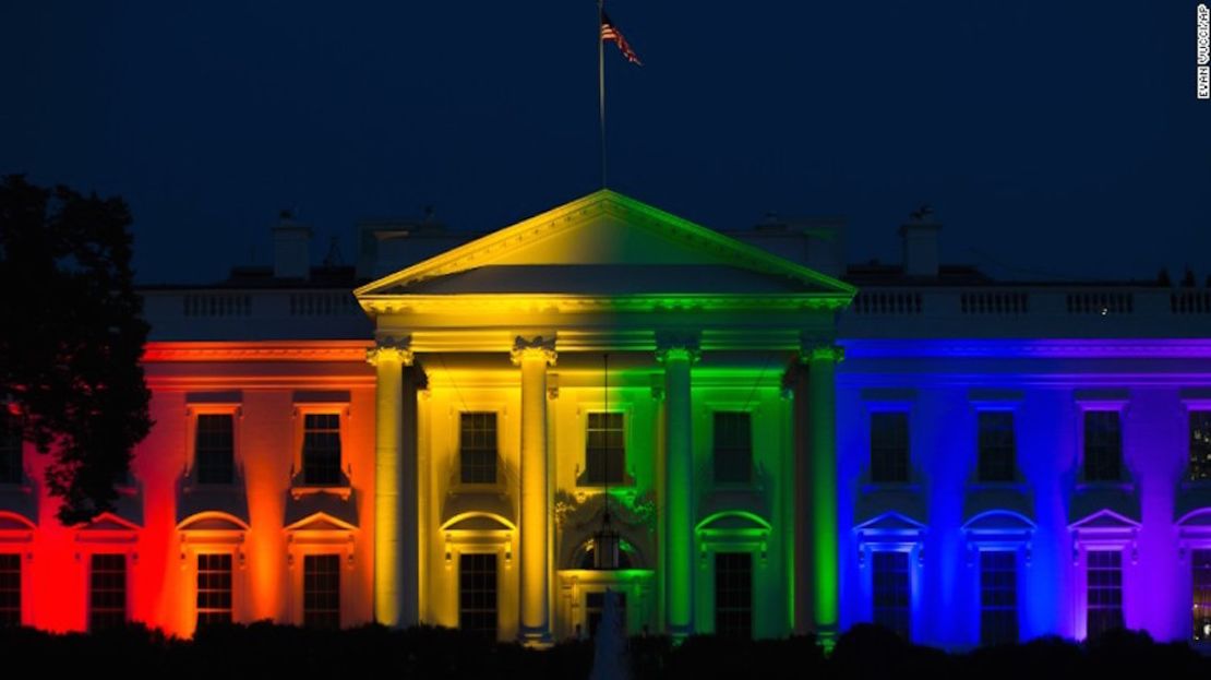 La Corte Suprema de EE.UU. avaló el matrimonio entre parejas del mismo sexo, el pasado mes de junio. La Casa Blanca se visitó de los colores del arcoiris para celebrar esta decisión.