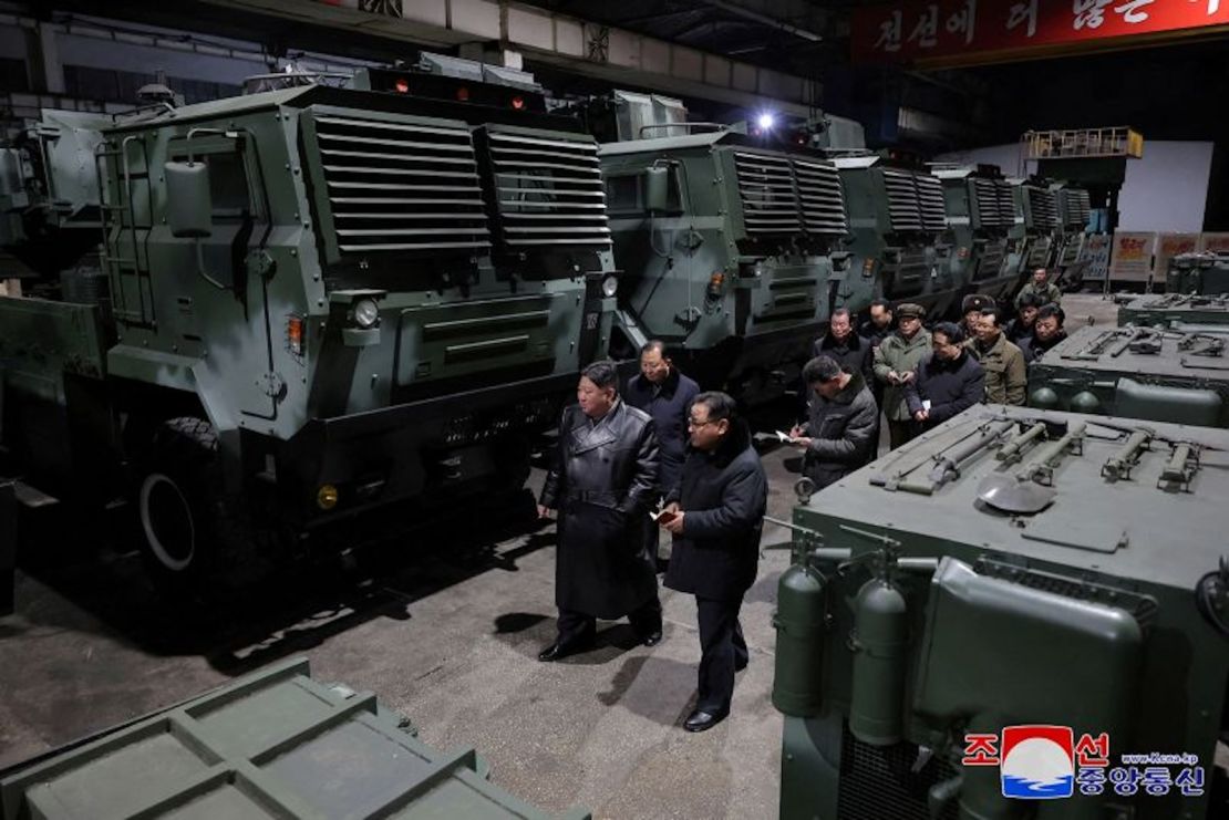 El líder norcoreano Kim Jong Un visita una fábrica de municiones en un lugar no revelado el 10 de enero de 2024.